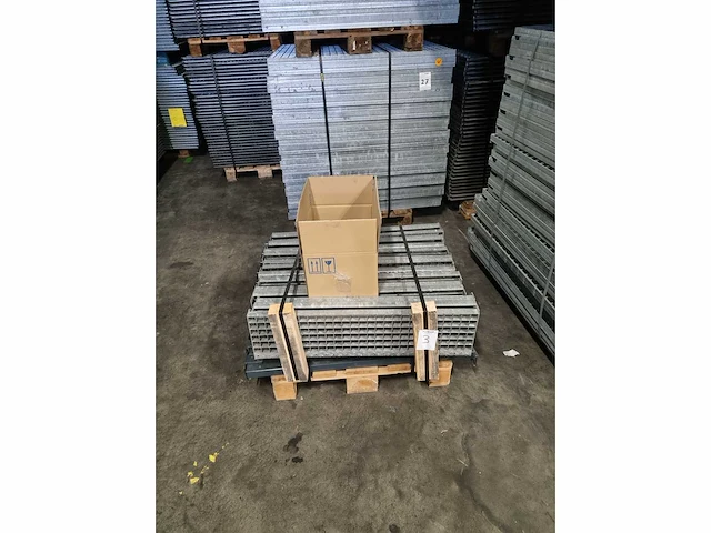 Entresolvloer met trap en leuning circa 15x10mtr - afbeelding 9 van  19