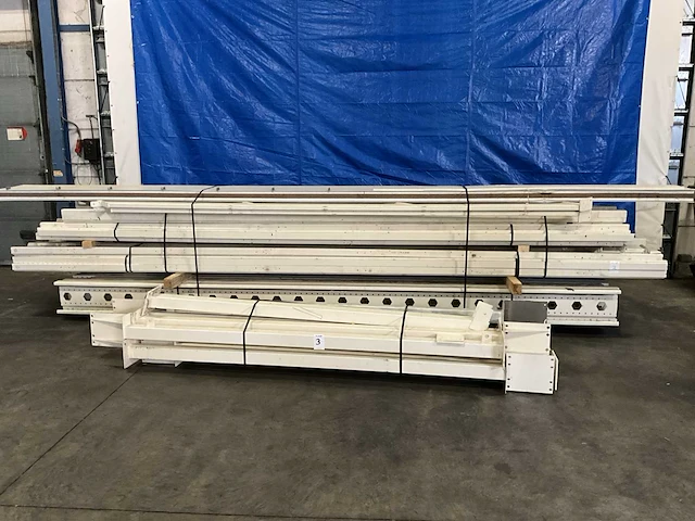 Entresolvloer met trap en leuning circa 15x10mtr - afbeelding 1 van  19