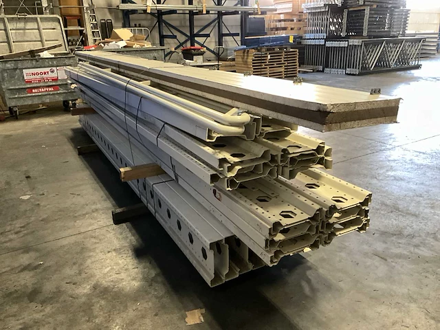 Entresolvloer met trap en leuning circa 15x10mtr - afbeelding 13 van  19