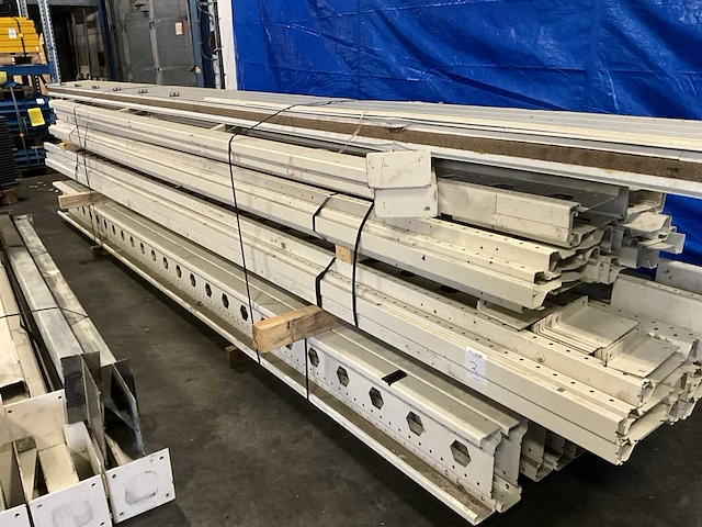 Entresolvloer met trap en leuning circa 15x10mtr - afbeelding 14 van  19