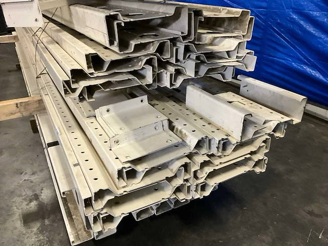 Entresolvloer met trap en leuning circa 15x10mtr - afbeelding 15 van  19