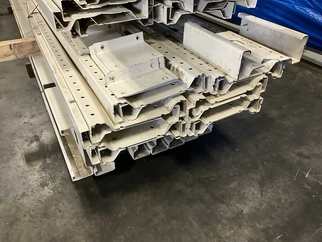 Entresolvloer met trap en leuning circa 15x10mtr - afbeelding 16 van  19