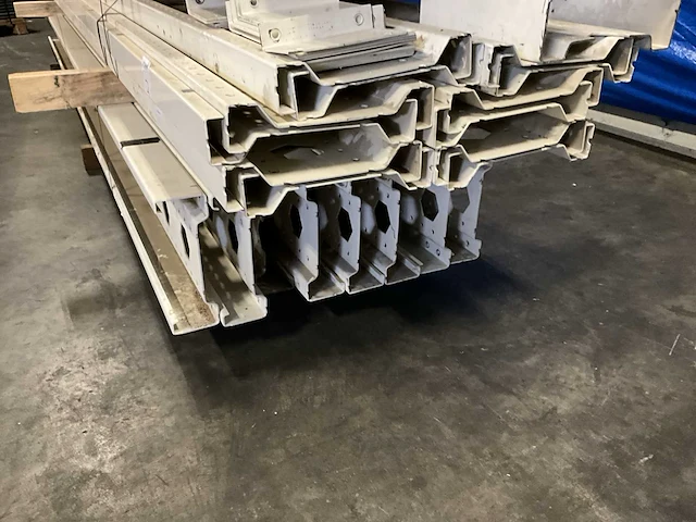 Entresolvloer met trap en leuning circa 15x10mtr - afbeelding 17 van  19