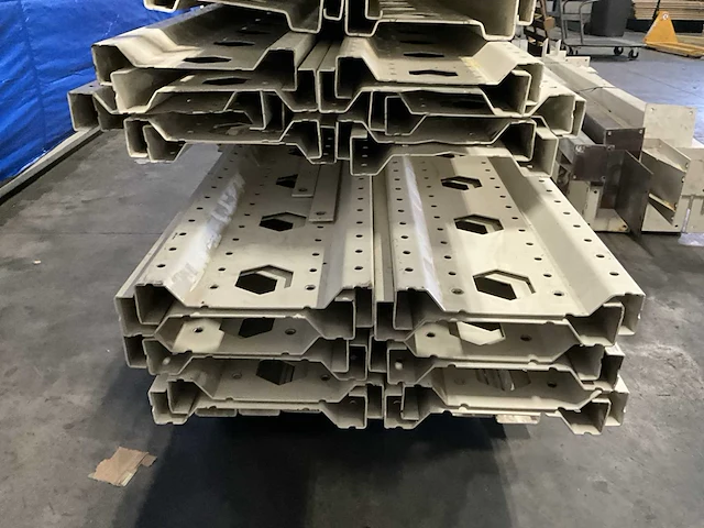 Entresolvloer met trap en leuning circa 15x10mtr - afbeelding 18 van  19