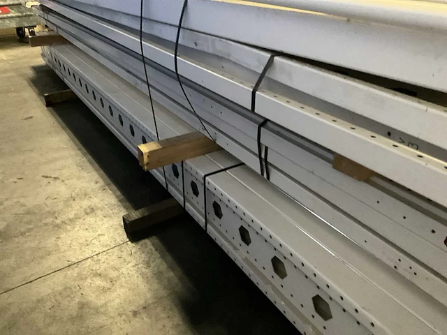 Entresolvloer met trap en leuning circa 15x10mtr - afbeelding 19 van  19