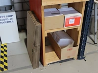 Enveloppen en verzenddozen in en naast kast. - afbeelding 1 van  2