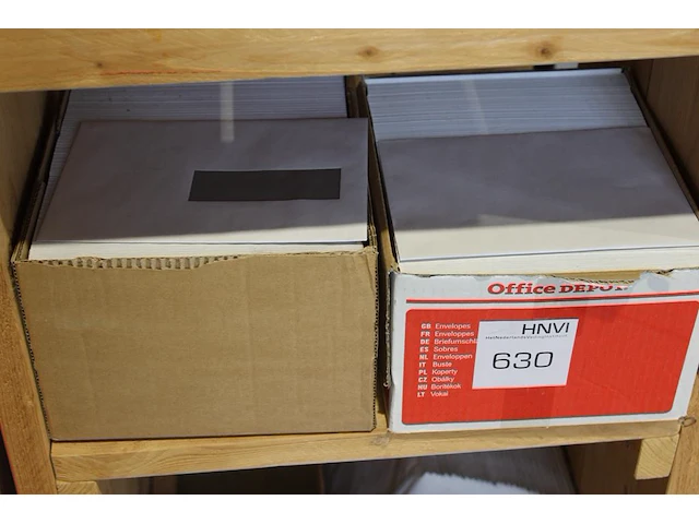 Enveloppen en verzenddozen in en naast kast. - afbeelding 2 van  2