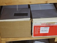 Enveloppen en verzenddozen in en naast kast. - afbeelding 2 van  2