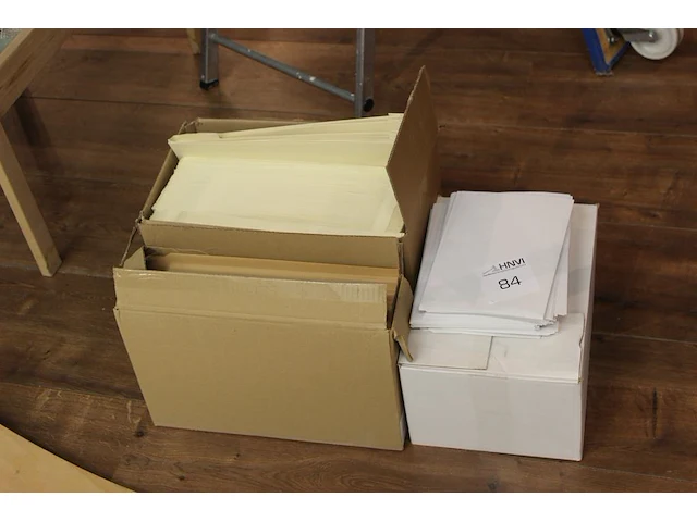 Enveloppen in diverse maten en uitvoeringen in drie dozen. - afbeelding 1 van  2