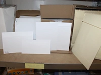 Enveloppen in diverse maten op schap. - afbeelding 2 van  2