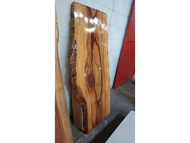 Epoxy boomstamtafel suar walnoot 180x90 binnen/buiten, sanderz, 2025 - afbeelding 2 van  5