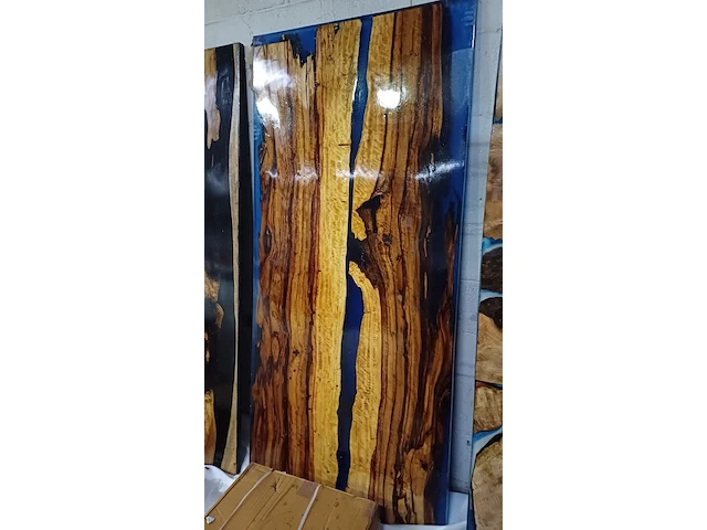 Epoxy suar/walnut wood tafel binnen/buiten incl. x poten(2), sanderz, 2025 - afbeelding 1 van  4