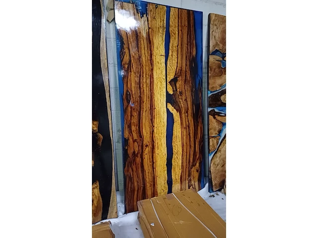 Epoxy suar/walnut wood tafel binnen/buiten incl. x poten(2), sanderz, 2025 - afbeelding 2 van  4