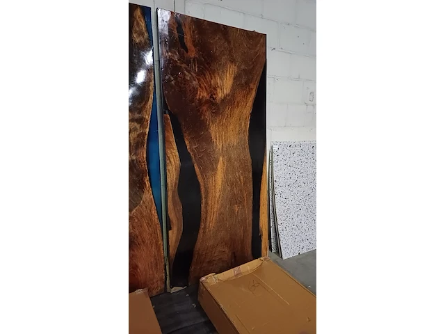 Epoxy suar/walnut wood tafel binnen/buiten incl. x poten(2), sanderz, 2025 - afbeelding 1 van  4