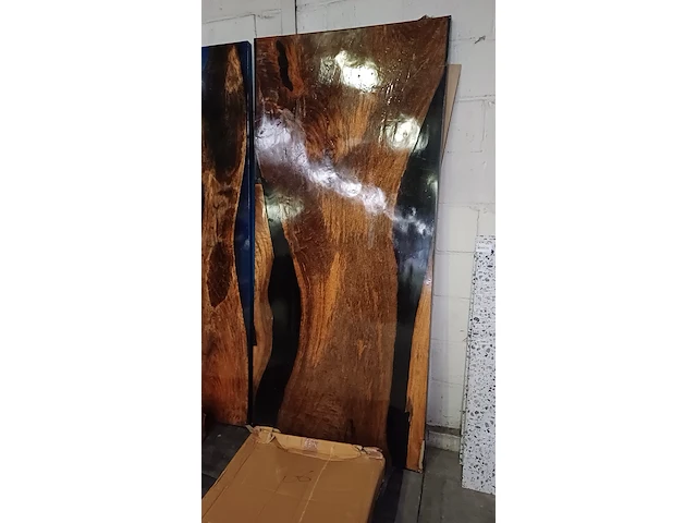 Epoxy suar/walnut wood tafel binnen/buiten incl. x poten(2), sanderz, 2025 - afbeelding 2 van  4