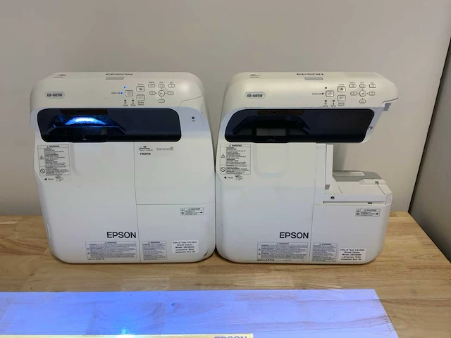 Epson eb-685w beamer (2x) - afbeelding 1 van  8