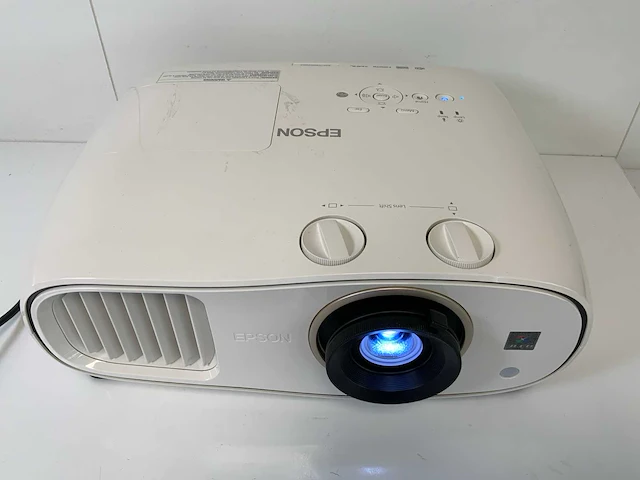Epson (eh-tw6700) 3000 lumens fhd projector (1346 hrs - lamp hours) - afbeelding 2 van  6