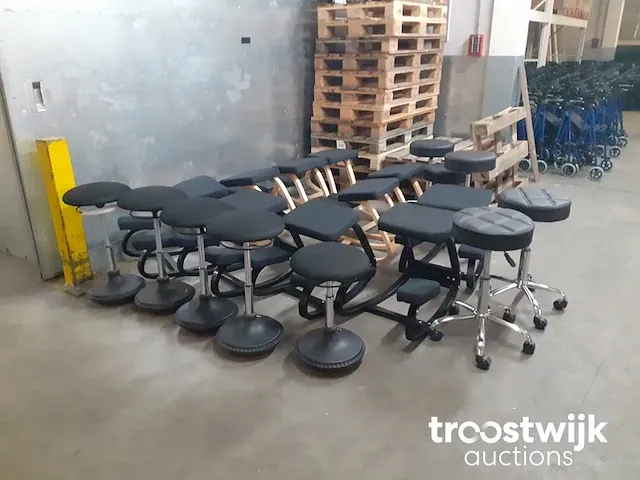Ergonomische kruk en kniestoel - afbeelding 2 van  6