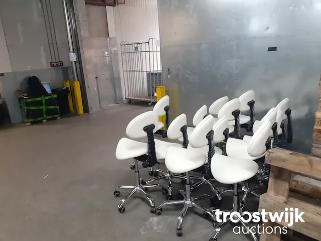 Ergonomische zadelkruk met rugleuning - afbeelding 4 van  5