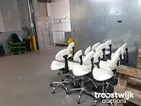 Ergonomische zadelkruk met rugleuning - afbeelding 4 van  5