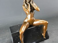 Erotisch brons naakte dame op marmeren basement - afbeelding 2 van  5
