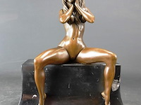 Erotisch brons naakte dame op marmeren basement - afbeelding 1 van  5