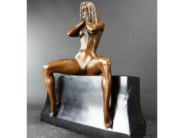 Erotisch brons naakte dame op marmeren basement - afbeelding 3 van  5