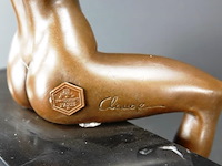 Erotisch brons naakte dame op marmeren basement - afbeelding 5 van  5