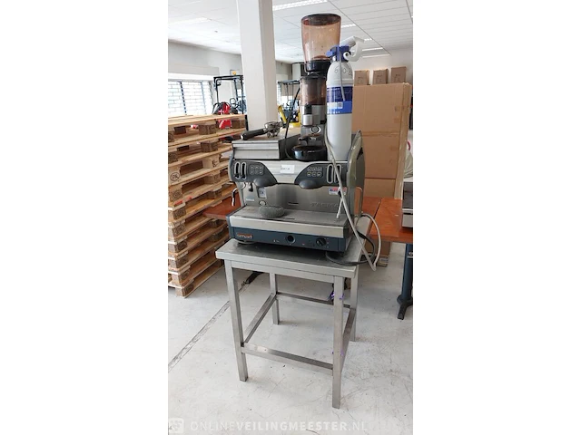 Espresso koffiemachine met bonenmaler op onderstel faema en espresso italiano, smart en md3000 - afbeelding 1 van  13