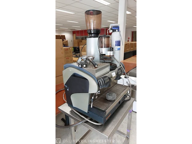 Espresso koffiemachine met bonenmaler op onderstel faema en espresso italiano, smart en md3000 - afbeelding 9 van  13
