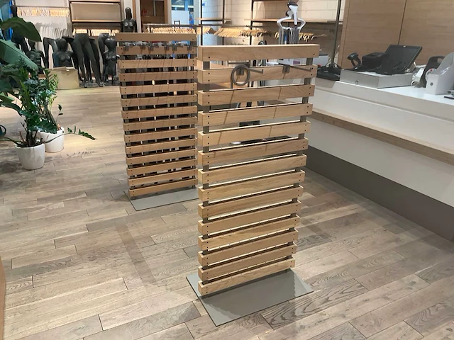Esprit - winkelinrichting - tafels en displays - afbeelding 2 van  12