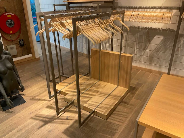 Esprit - winkelinrichting - tafels en displays - afbeelding 4 van  12