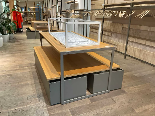 Esprit - winkelinrichting - tafels en displays - afbeelding 1 van  12