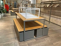 Esprit - winkelinrichting - tafels en displays