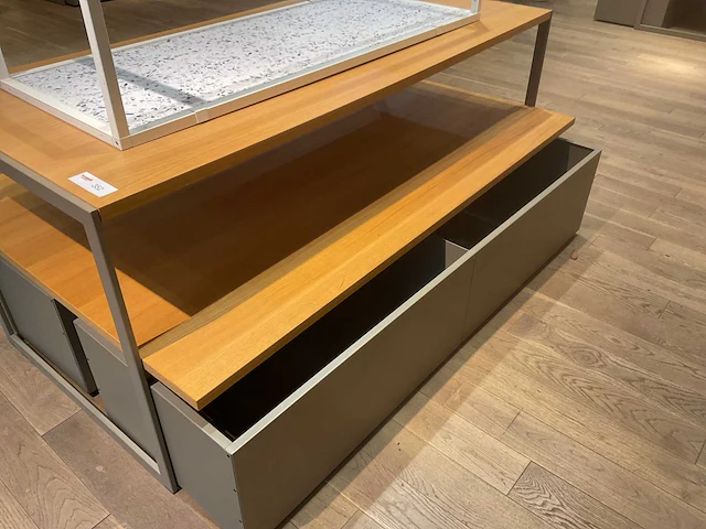 Esprit - winkelinrichting - tafels en displays - afbeelding 5 van  12