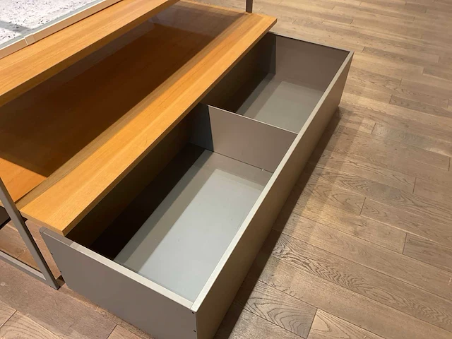 Esprit - winkelinrichting - tafels en displays - afbeelding 6 van  12