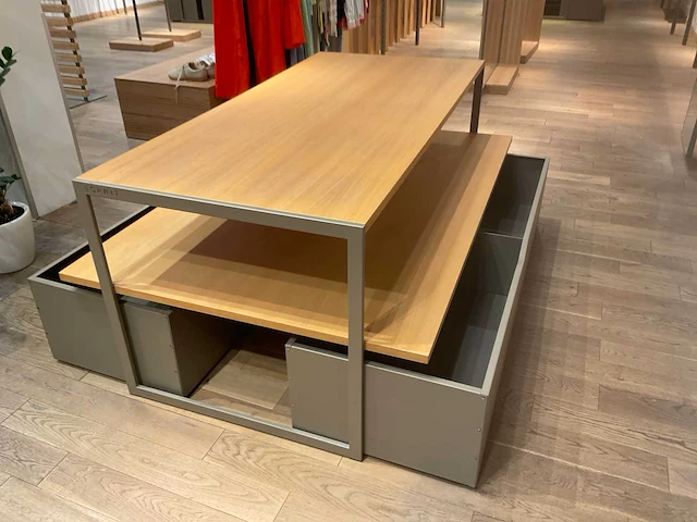 Esprit - winkelinrichting - tafels en displays - afbeelding 7 van  12