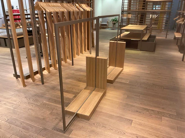 Esprit - winkelinrichting - tafels en displays - afbeelding 8 van  12