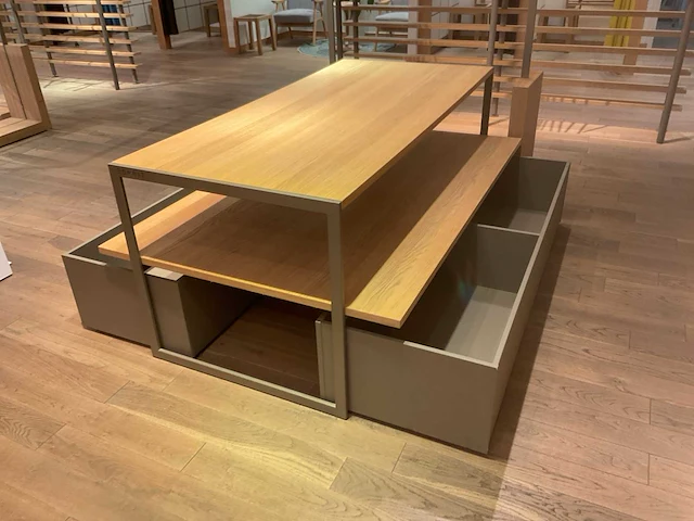 Esprit - winkelinrichting - tafels en displays - afbeelding 9 van  12