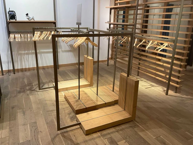 Esprit - winkelinrichting - tafels en displays - afbeelding 10 van  12