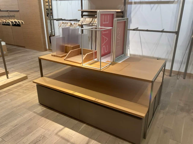 Esprit - winkelinrichting - tafels en displays - afbeelding 11 van  12