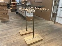 Esprit - winkelinrichting - tafels en displays - afbeelding 12 van  12