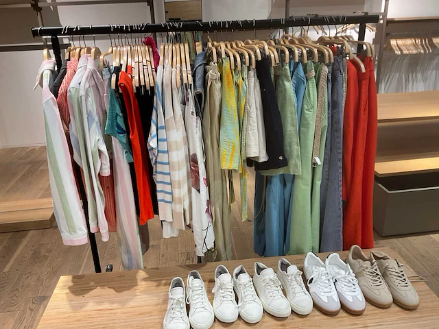 Esprit etalage dames kledingrestanten (50x) - afbeelding 6 van  14
