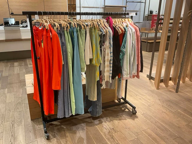 Esprit etalage dames kledingrestanten (50x) - afbeelding 1 van  14