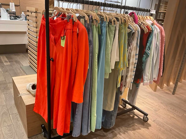 Esprit etalage dames kledingrestanten (50x) - afbeelding 7 van  14