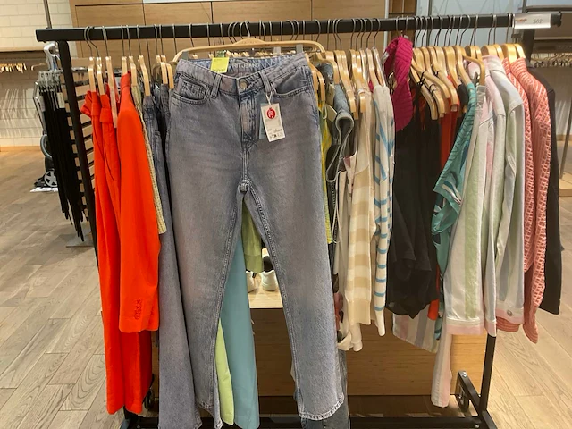 Esprit etalage dames kledingrestanten (50x) - afbeelding 8 van  14