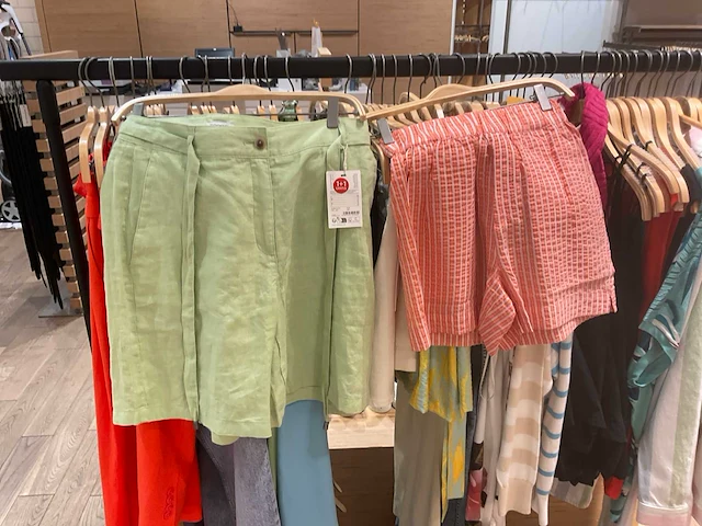 Esprit etalage dames kledingrestanten (50x) - afbeelding 10 van  14