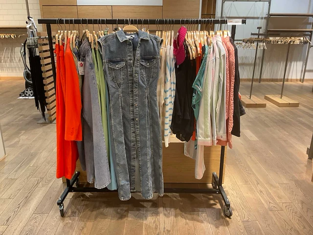 Esprit etalage dames kledingrestanten (50x) - afbeelding 12 van  14