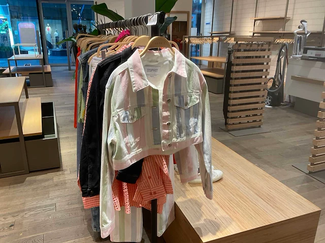 Esprit etalage dames kledingrestanten (50x) - afbeelding 14 van  14