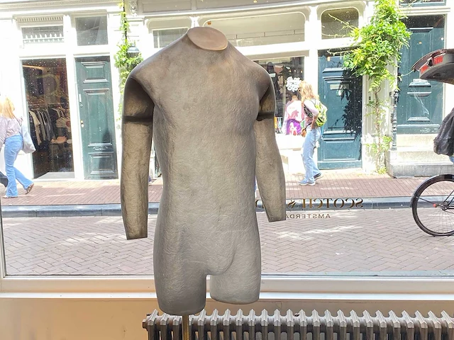 Etalagepop met marmeren voet - afbeelding 1 van  3